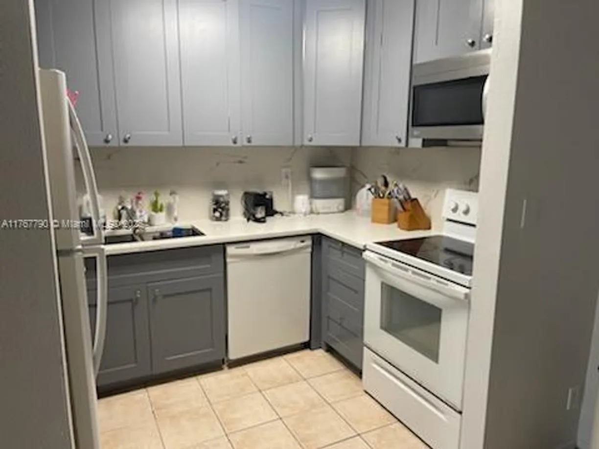 South Florida Real Estate | View 2671 Riverside Dr, 7 | 2 Beds, 1 Bath