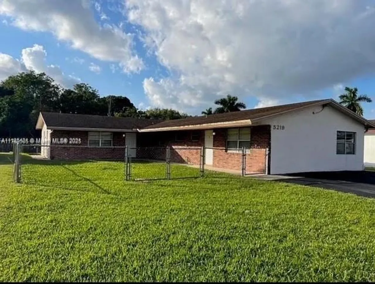 South Florida Real Estate | View 5219 SW 43rd Ter, 1 | 3 Beds, 2 Baths