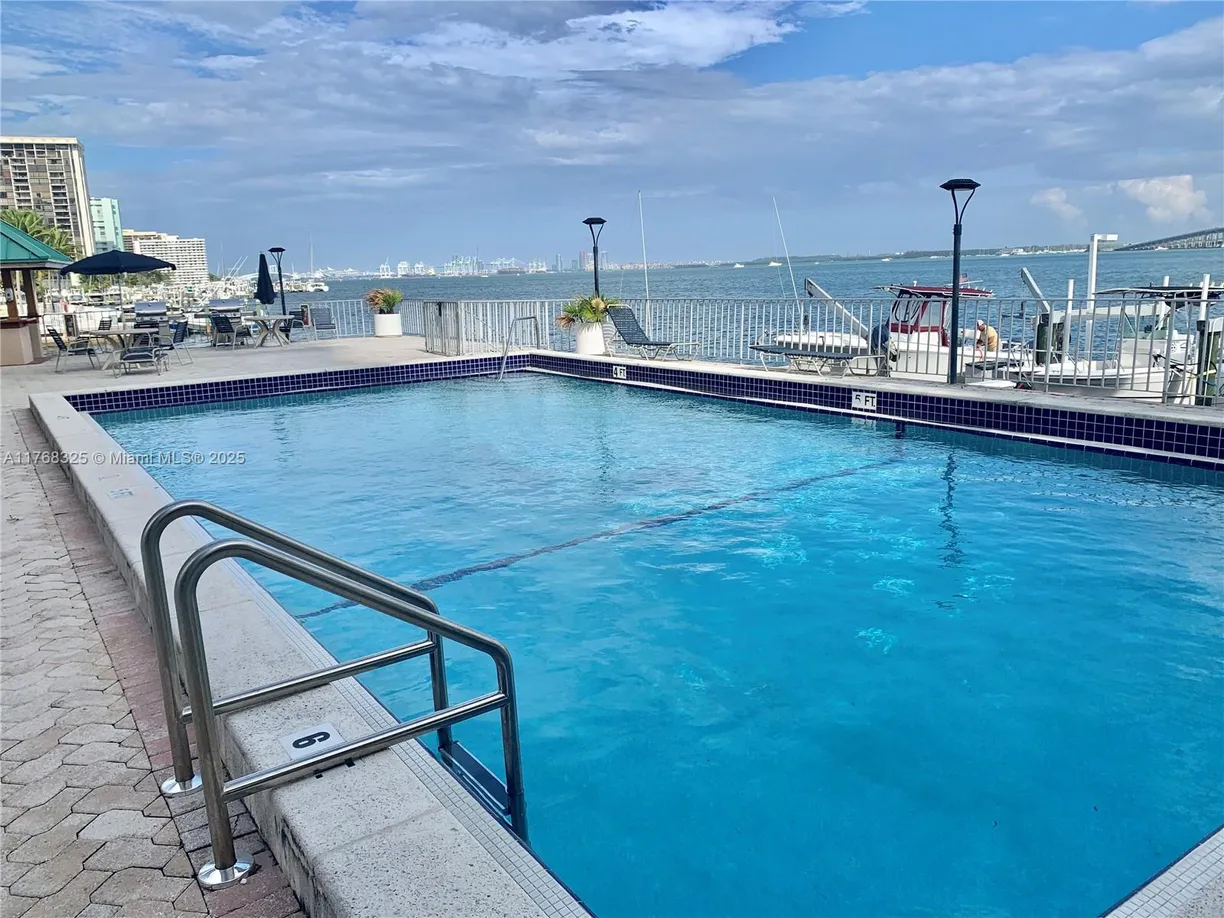 South Florida Real Estate | View 2201 Brickell Ave, 4 | 1 Bed, 1 Bath