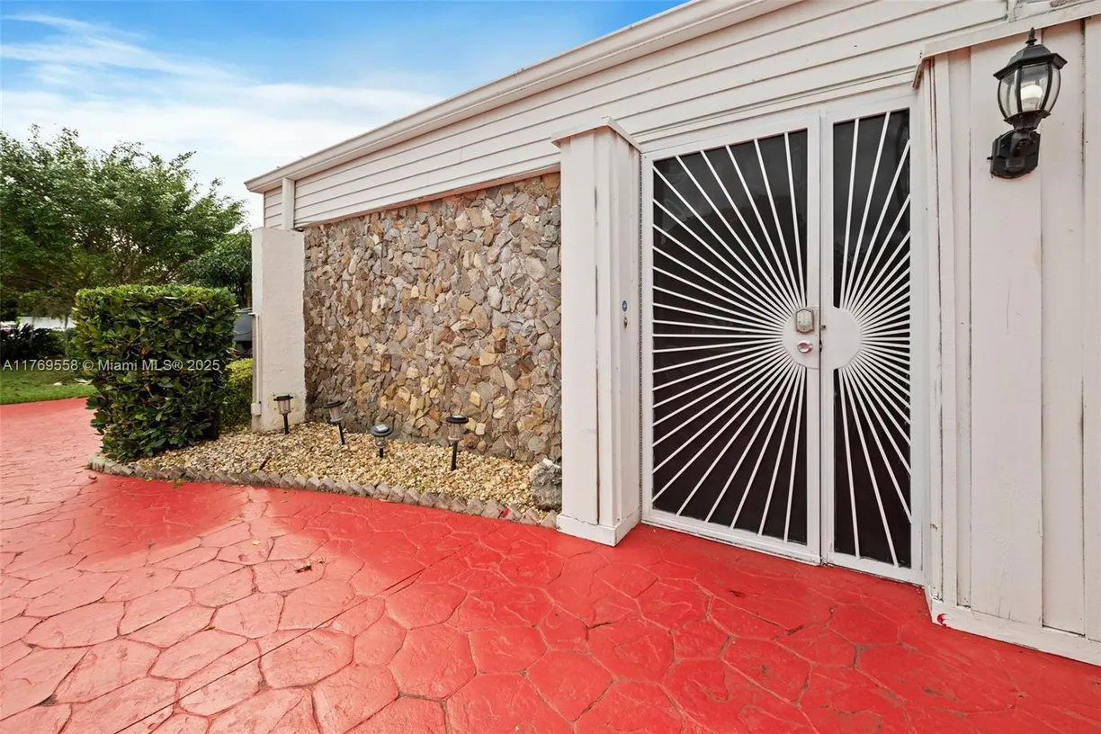 South Florida Real Estate | View 5203 Yellow Pine Ln | Listing