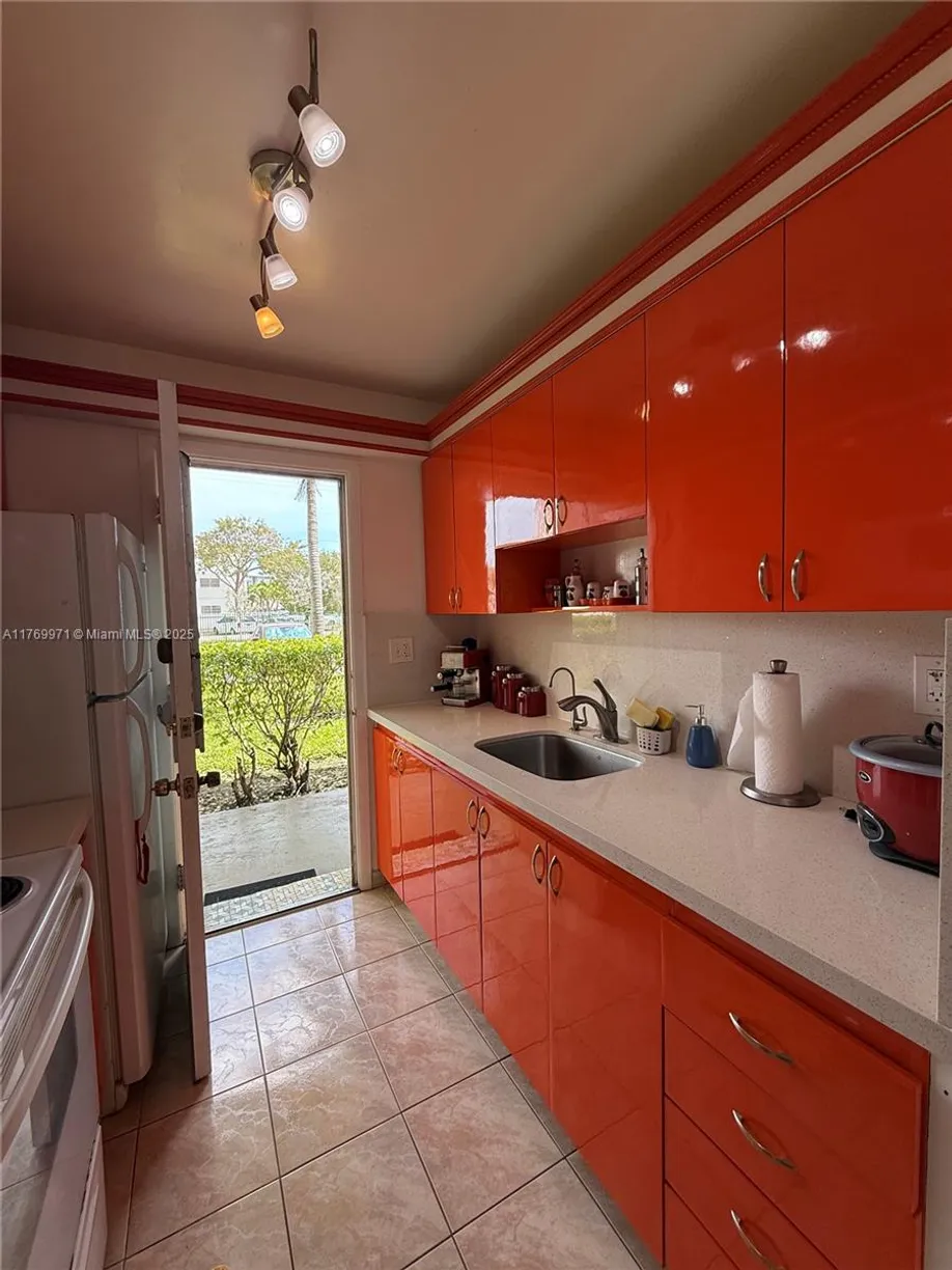 South Florida Real Estate | View 16790 NE 14th Ave, 110 | 1 Bed, 1 Bath