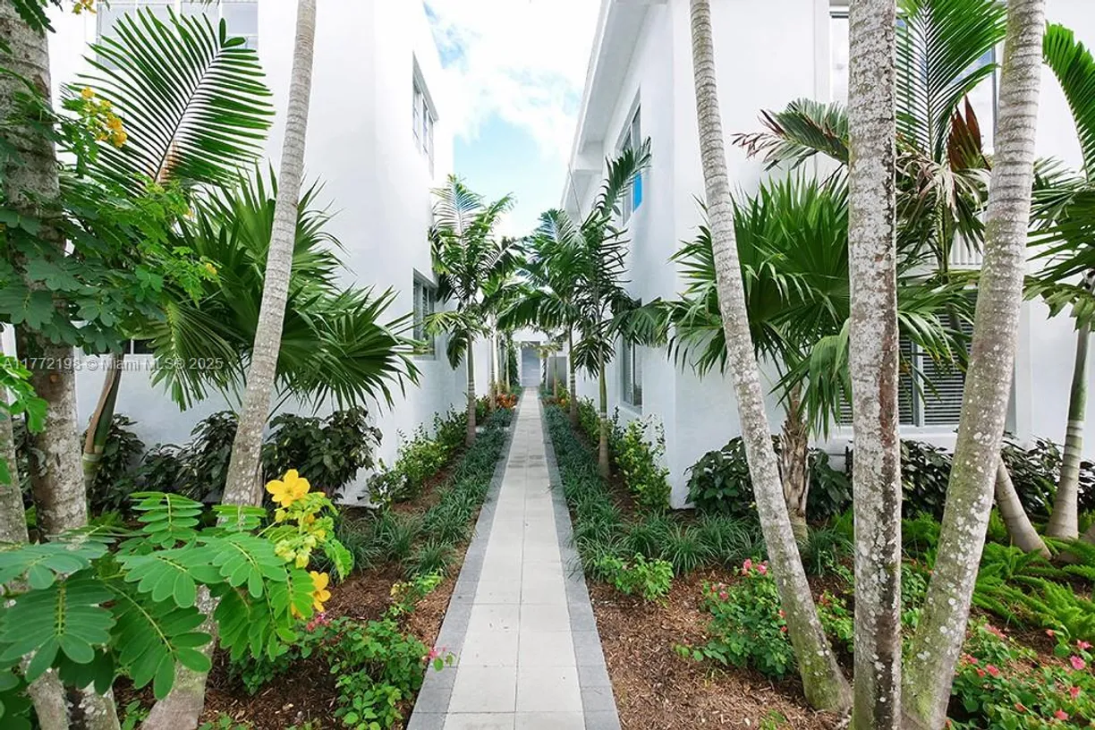 South Florida Real Estate | View 643 Jefferson Ave, 11 | 2 Beds, 2 Baths