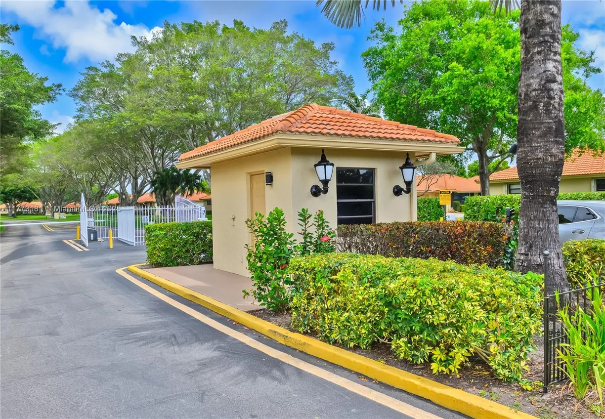 South Florida Real Estate | View 4465 Nutmeg Tree Ln, B | 2 Beds, 2 Baths