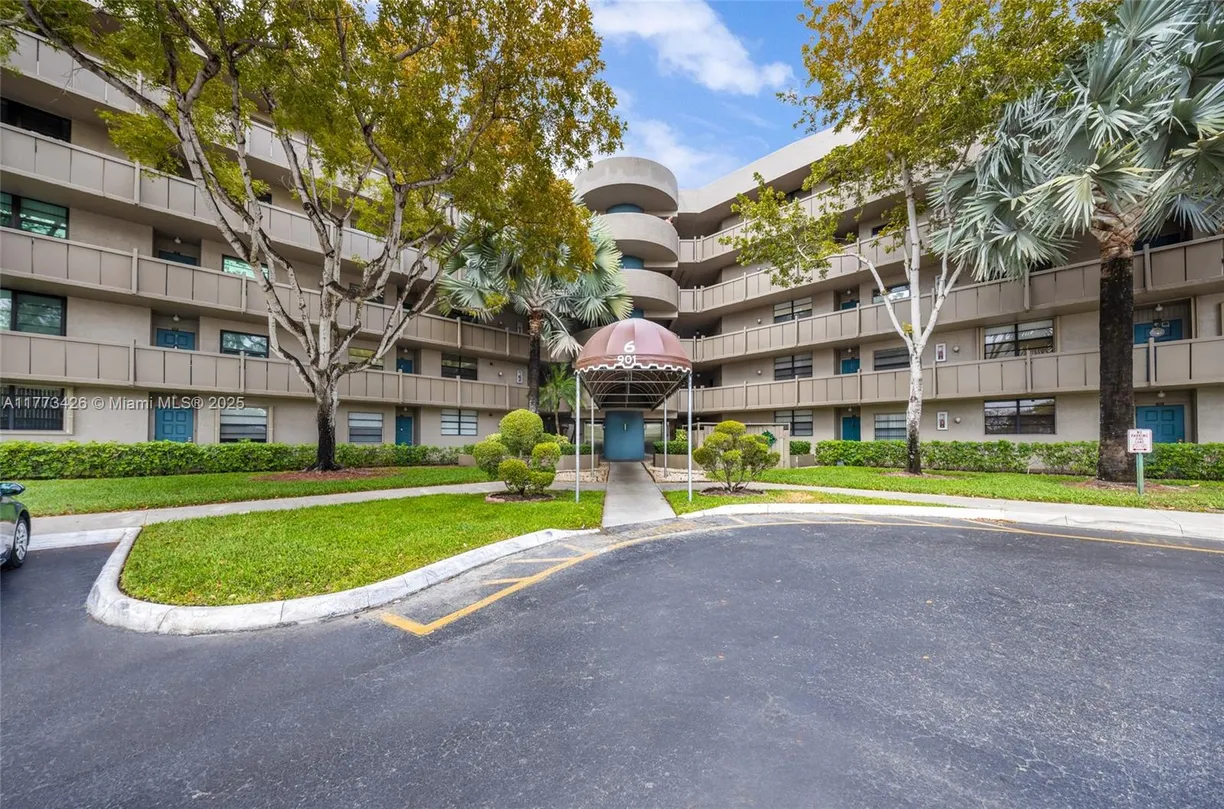 South Florida Real Estate | View 901 Colony Point Cir, 509 | 2 Beds, 2 Baths