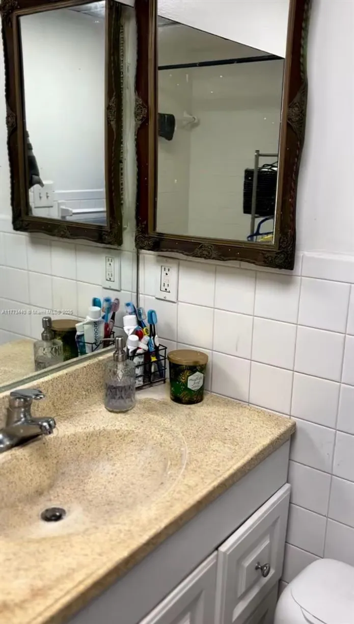 South Florida Real Estate | View 500 Executive Center Dr, 1C | 1 Bed, 1 Bath