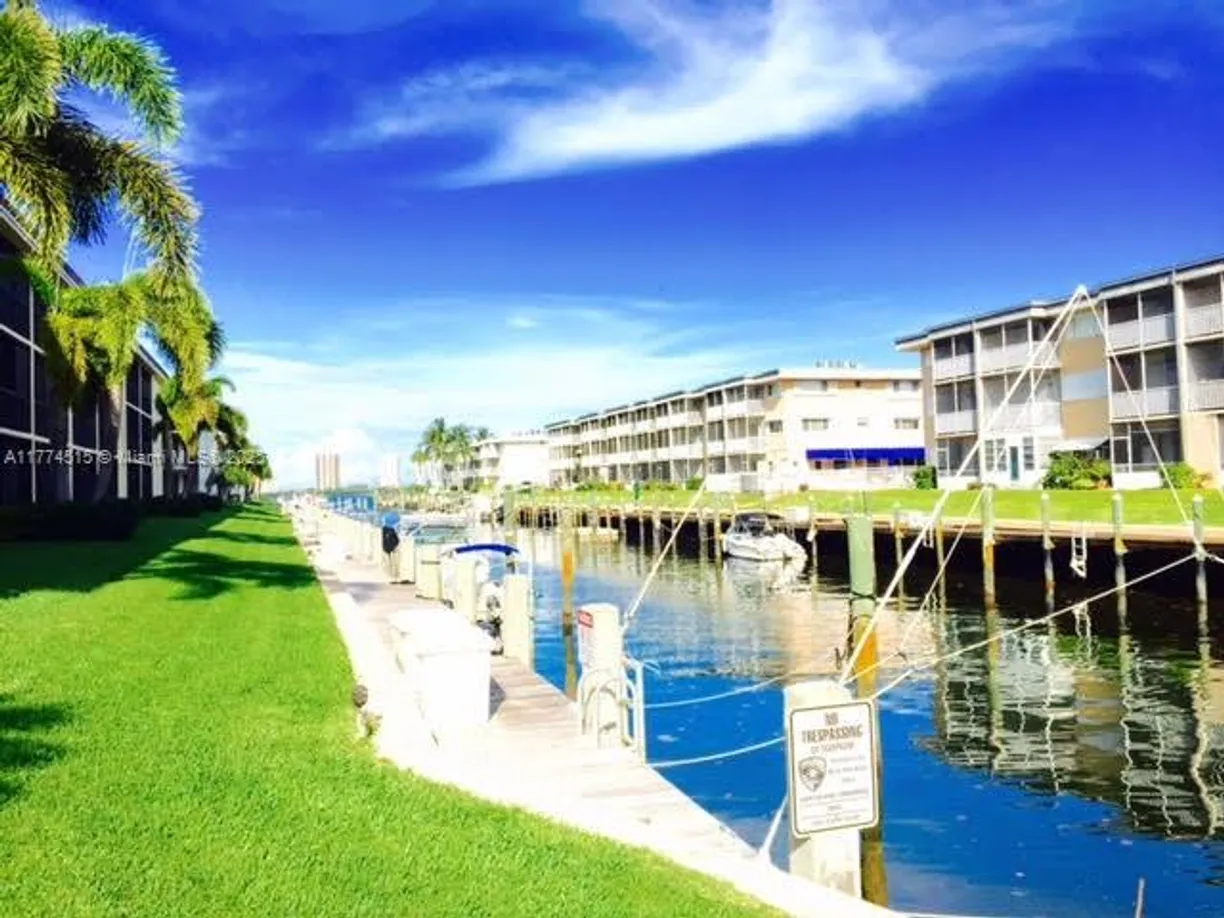 South Florida Real Estate | View 236 Castlewood Dr, 104 | 1 Bed, 1 Bath