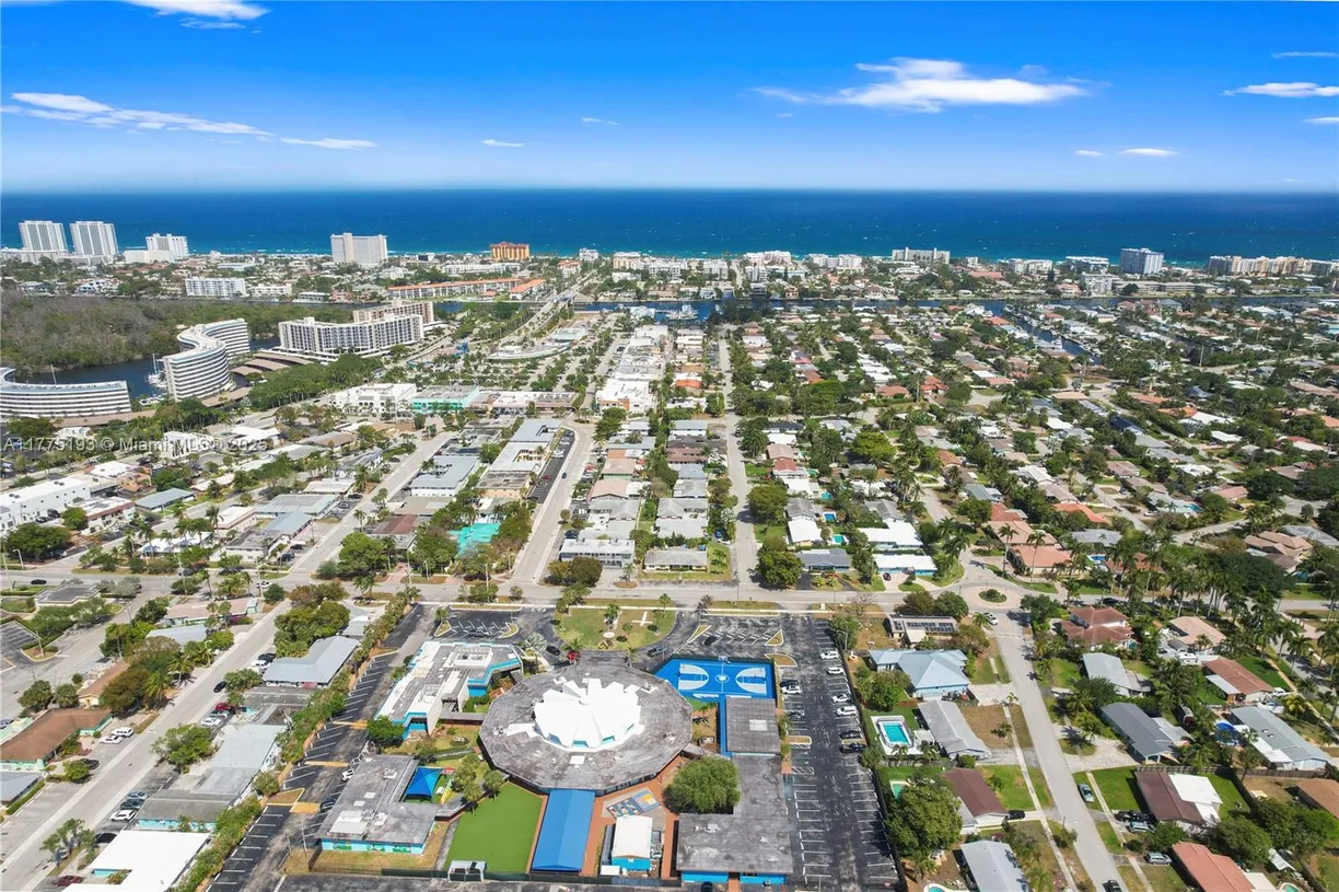South Florida Real Estate | View 380 SE 12th Ave, 2 | 2 Beds, 2 Baths