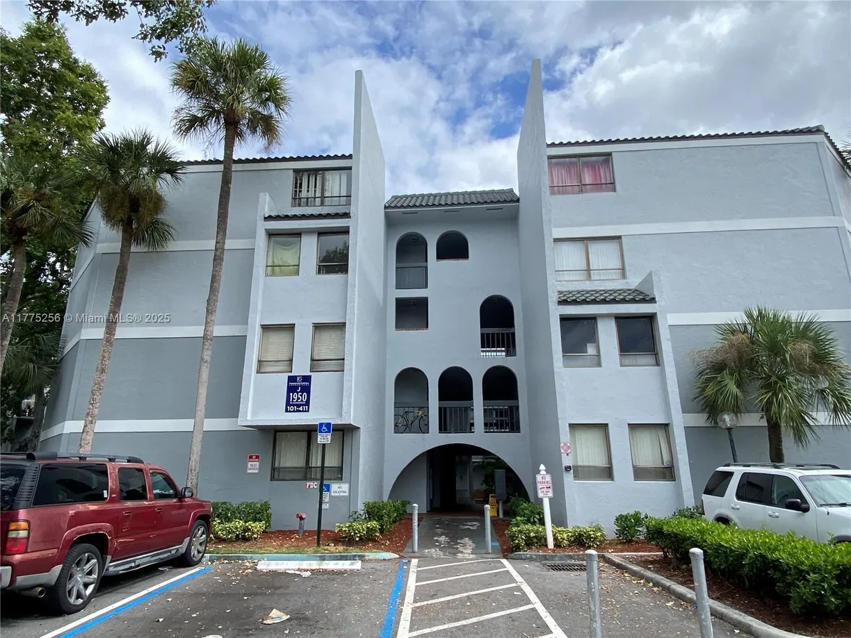 South Florida Real Estate | View 1950 N Congress Ave, 409 | 1 Bed, 1 Bath