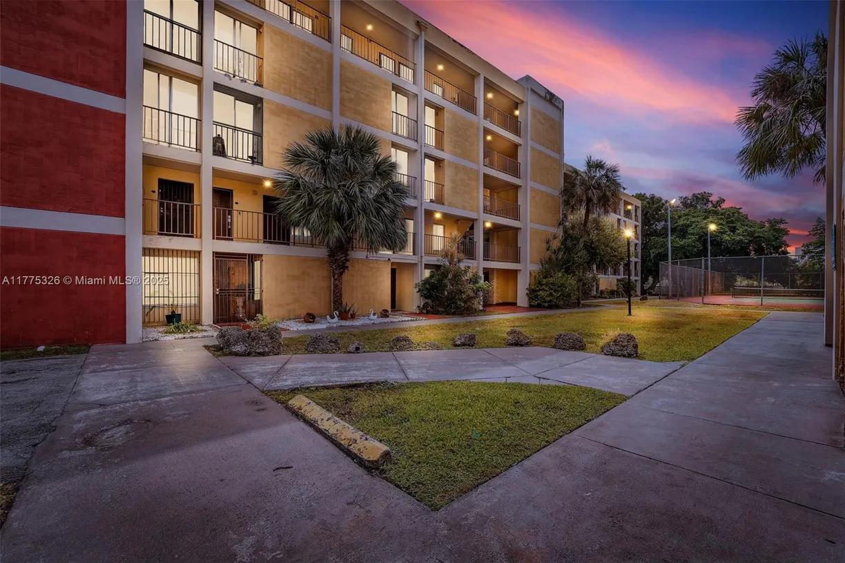 South Florida Real Estate | View  | 3 Beds, 2 Baths