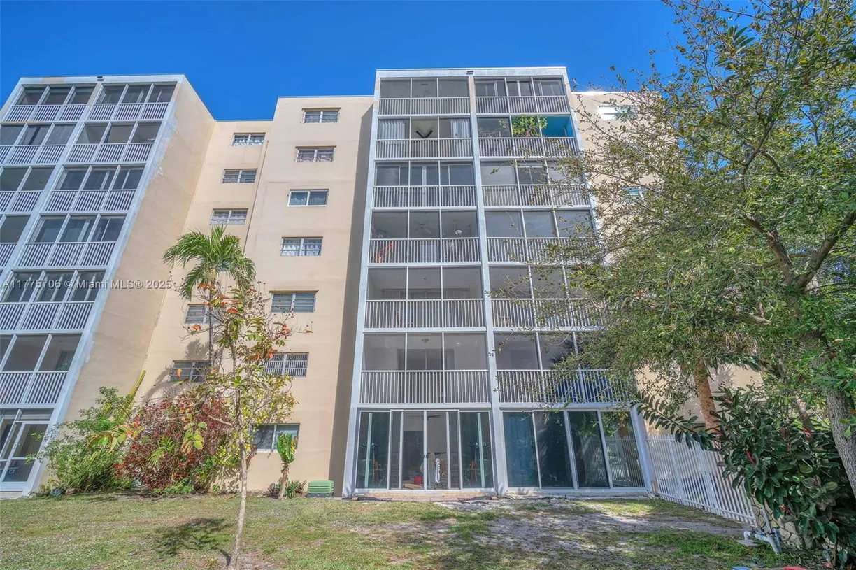 South Florida Real Estate | View 319 NE 14th Ave, 202 | 2 Beds, 2 Baths