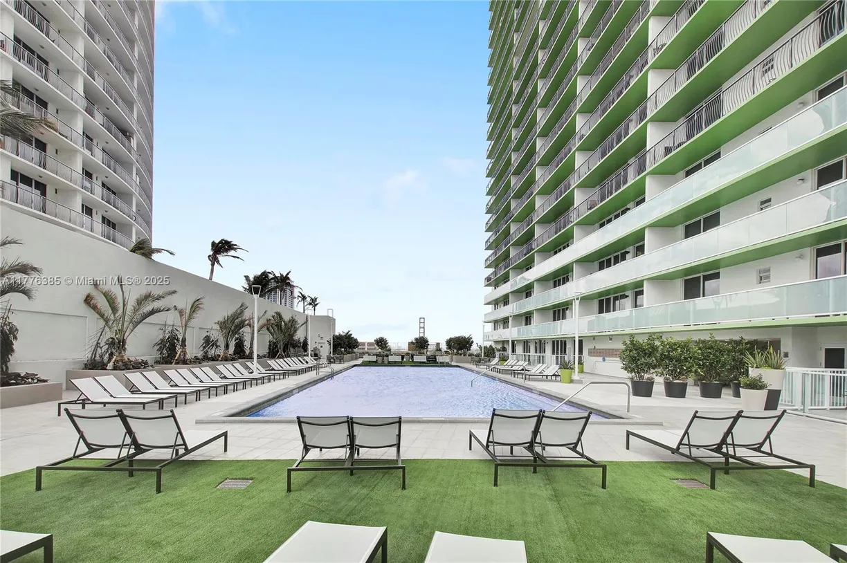 South Florida Real Estate | View 1756 N Bayshore Dr, 17C | 1 Bed, 1 Bath