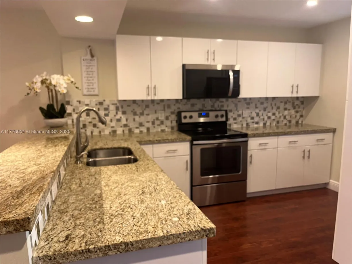 South Florida Real Estate | View 201 Lakeview Drive, 204 | 2 Beds, 2 Baths