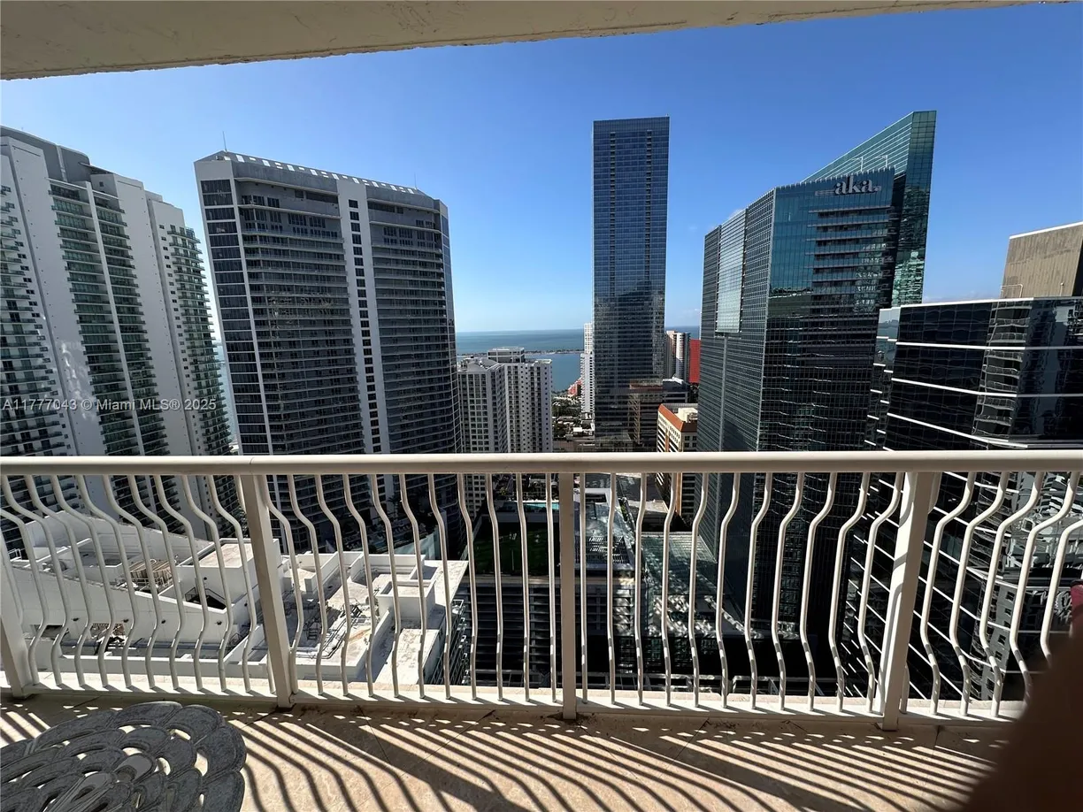 South Florida Real Estate | View 1200 BRICKELL BAY DR, 3921 | 1 Bed, 1 Bath