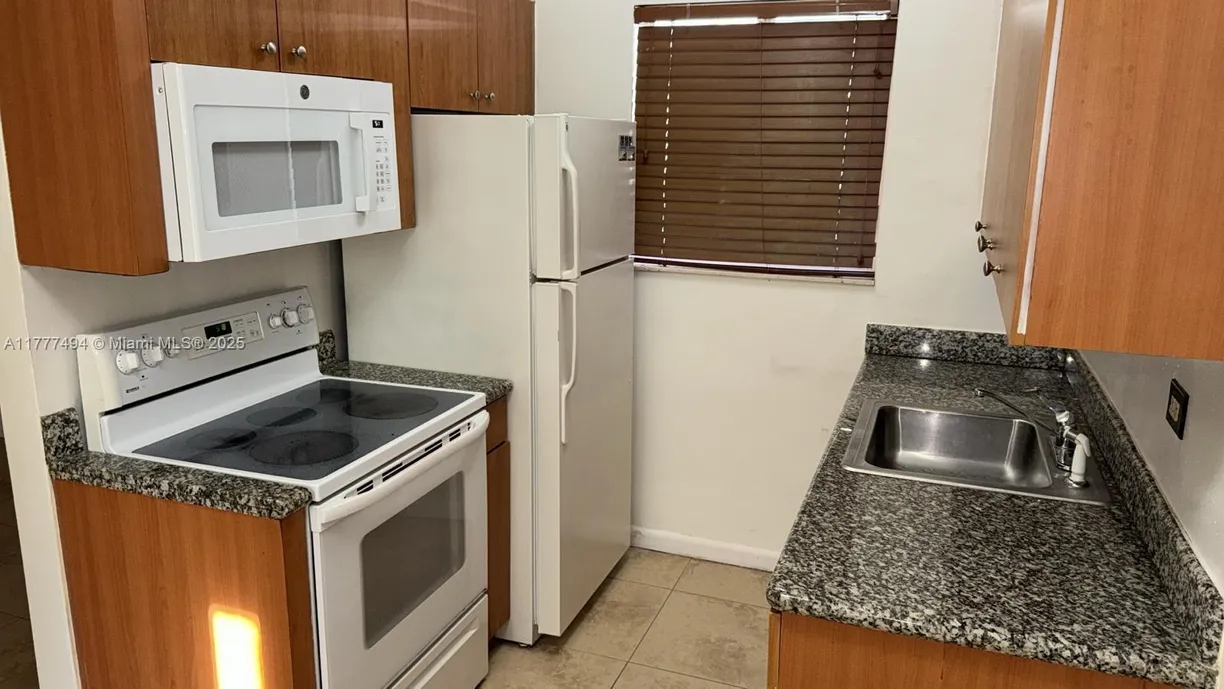 South Florida Real Estate | View 932 Moffett St, 8 | 1 Bed, 1 Bath