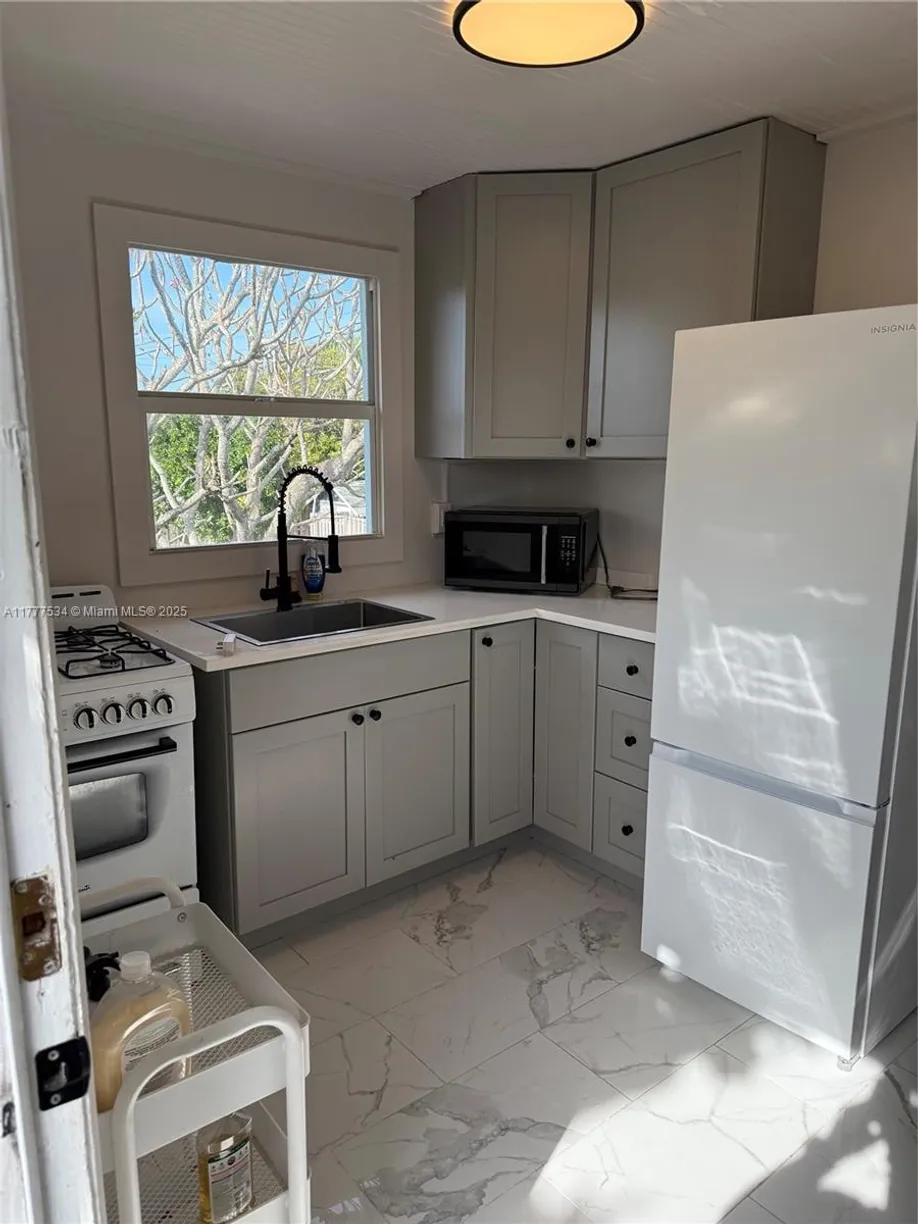 South Florida Real Estate | View 516 N J St, 2 | 2 Beds, 1 Bath