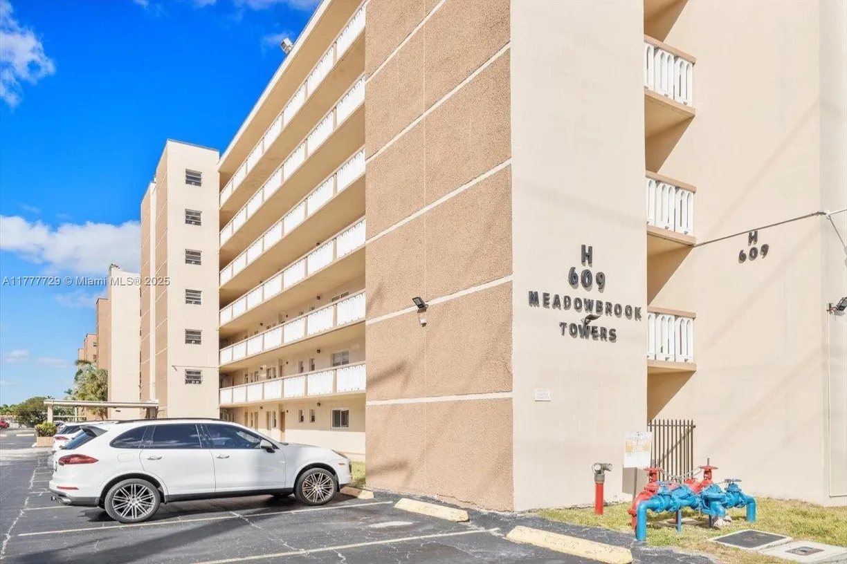 South Florida Real Estate | View 609 NE 14th Ave, 105 | 1 Bed, 1 Bath