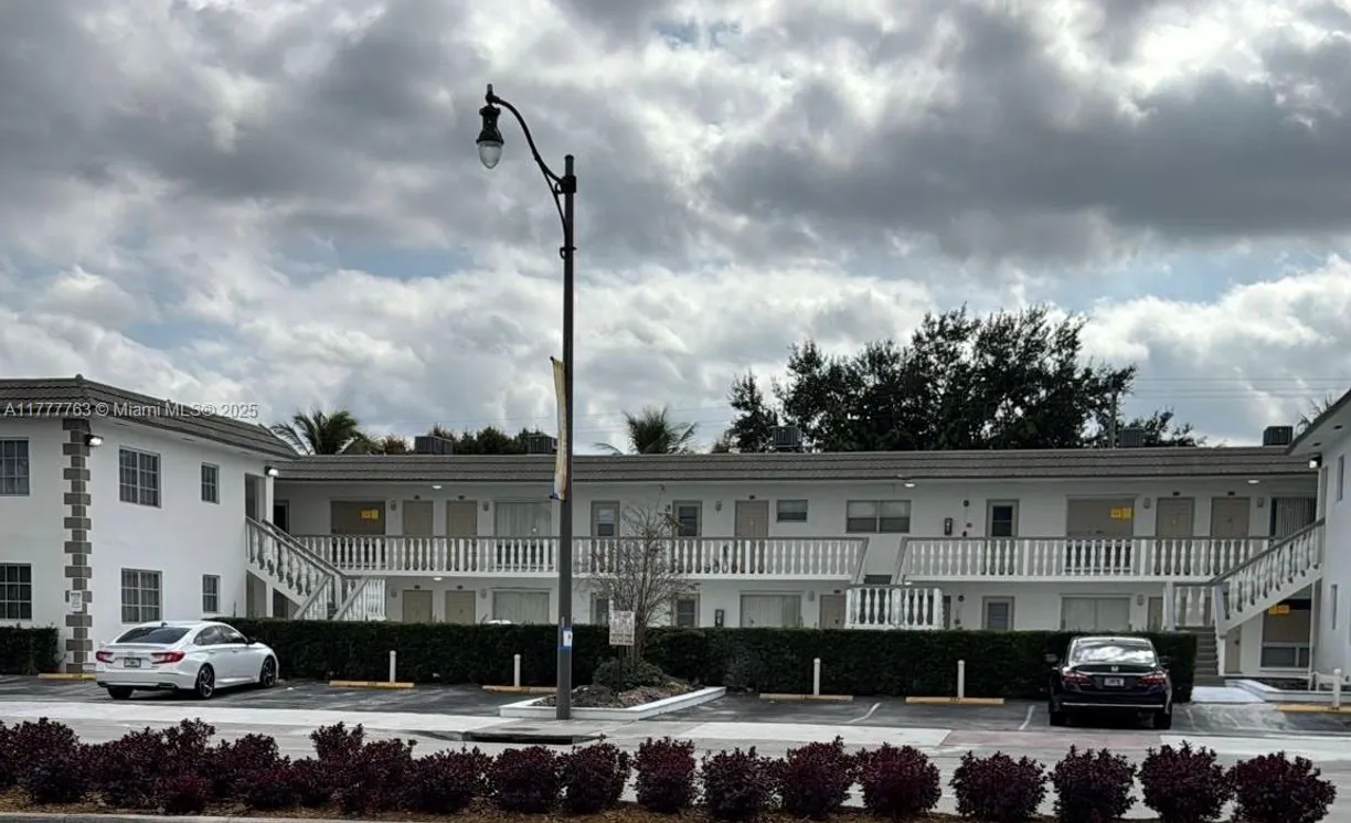 South Florida Real Estate | View 5420 Hollywood Blvd, 106 | 1 Bed, 1 Bath