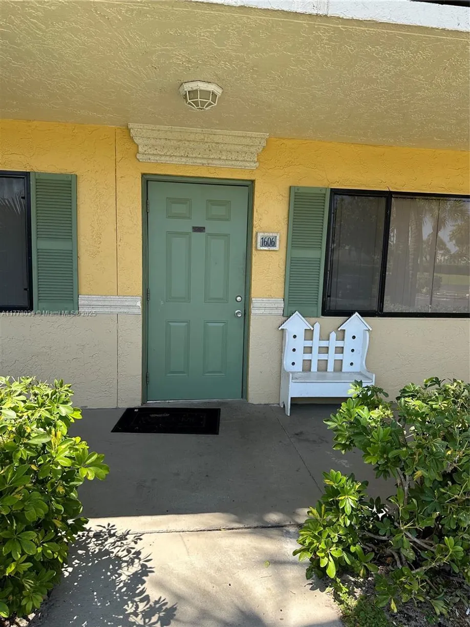 South Florida Real Estate | View 1606 W Meadows Cir W, 1606 | 1 Bed, 1 Bath