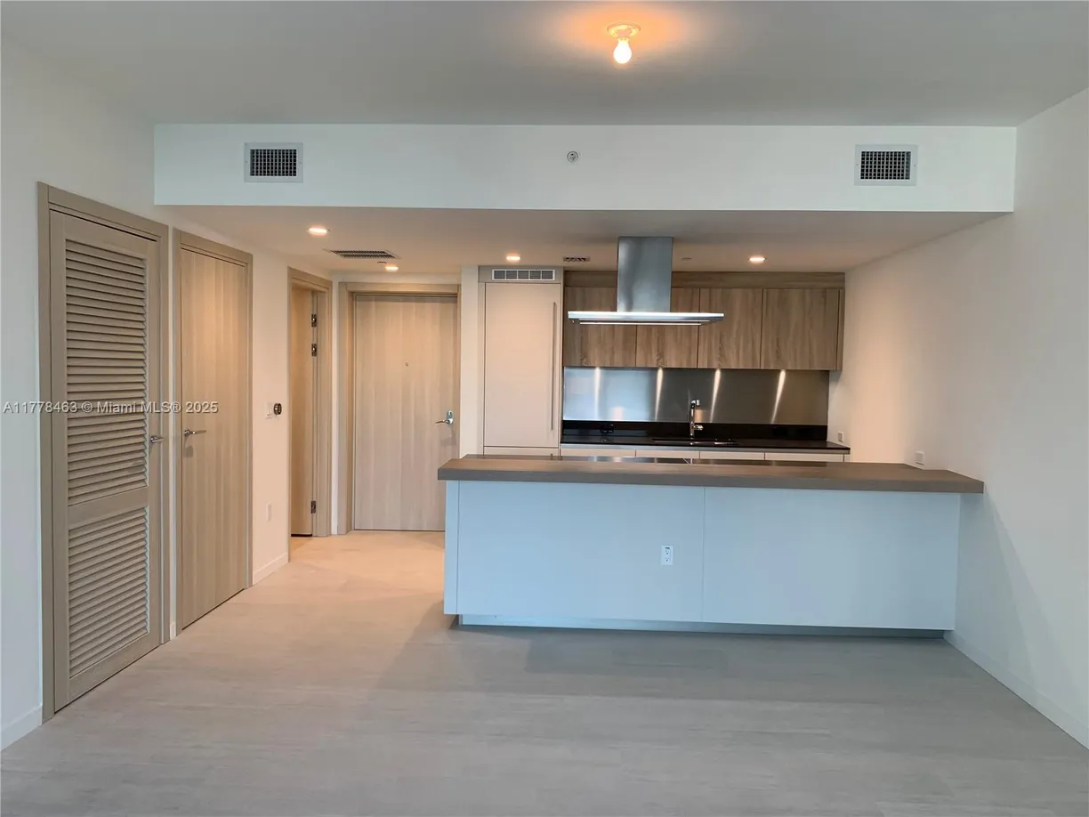 South Florida Real Estate | View 1000 Brickell Plz, 1910 | 1 Bed, 1 Bath