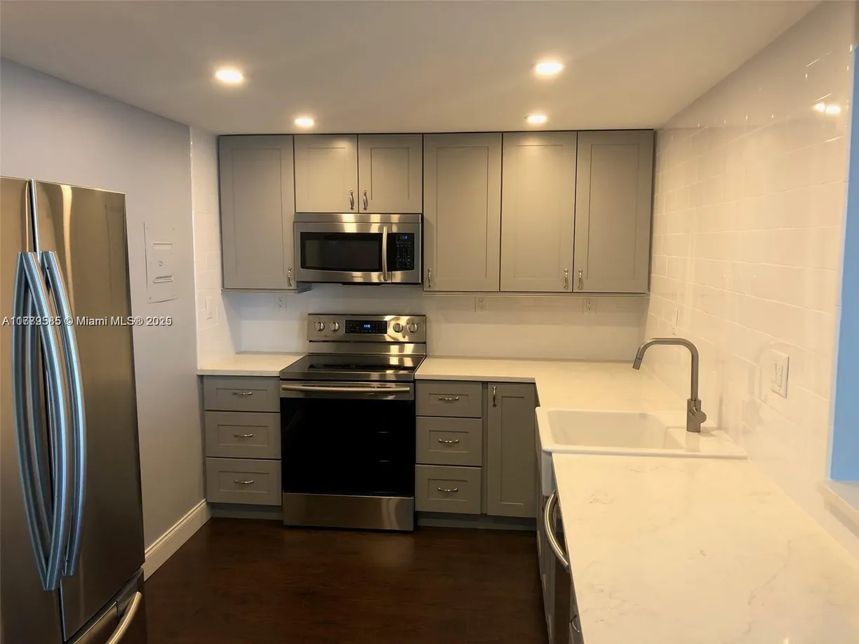 South Florida Real Estate | View 525 N Ocean Blvd, 1121 | 2 Beds, 2 Baths