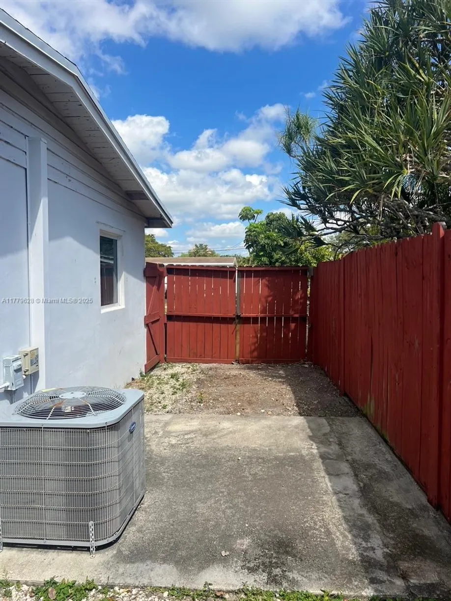 South Florida Real Estate | View 5620 SW 38th St | Listing