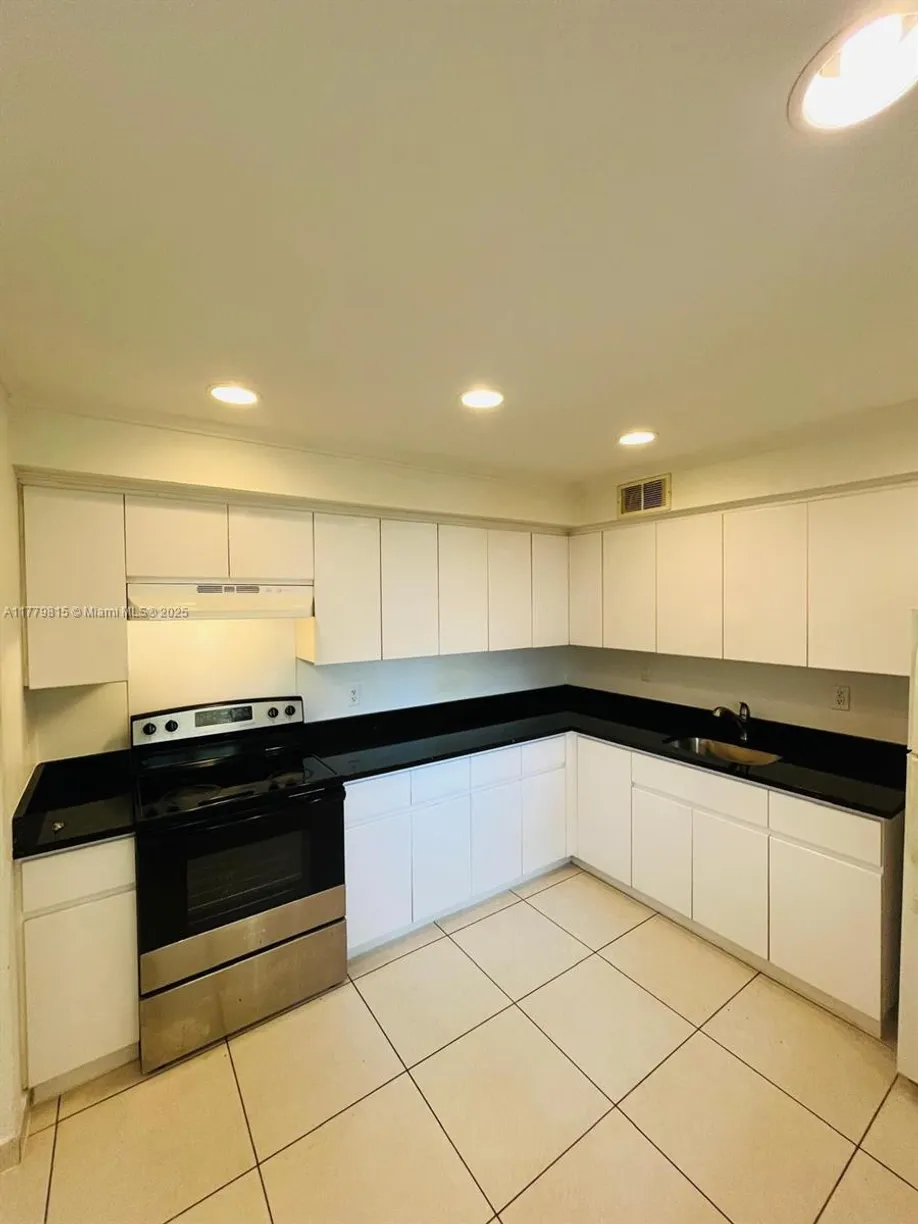 South Florida Real Estate | View 724 NE 4th St, 4 | 2 Beds, 1 Bath