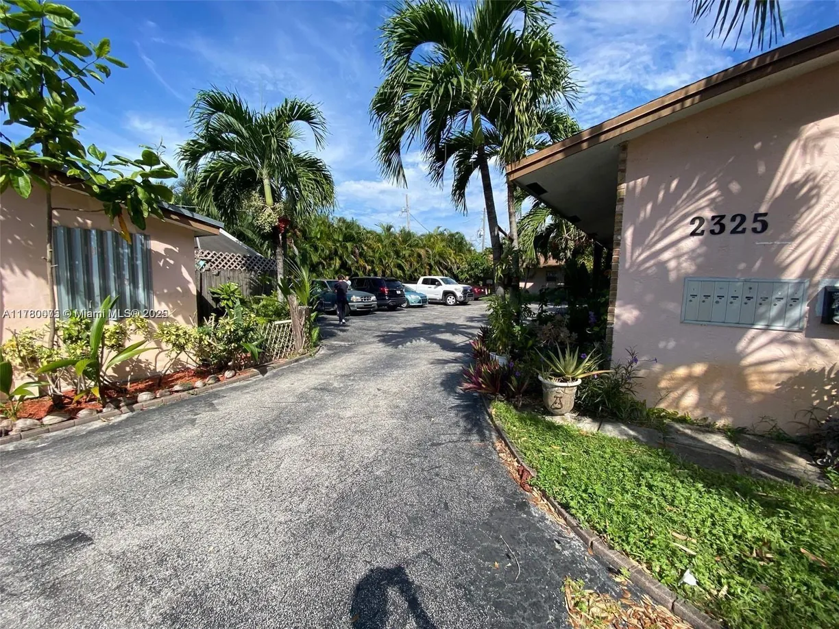 South Florida Real Estate | View 2325 Taylor St, 7 | 1 Bed, 1 Bath