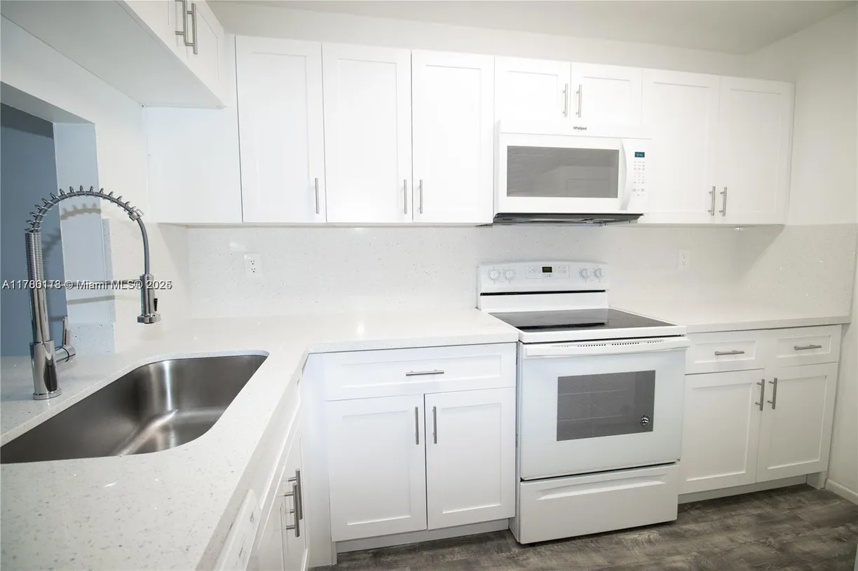 South Florida Real Estate | View 515 NW 100th Pl, 203 | 2 Beds, 2 Baths