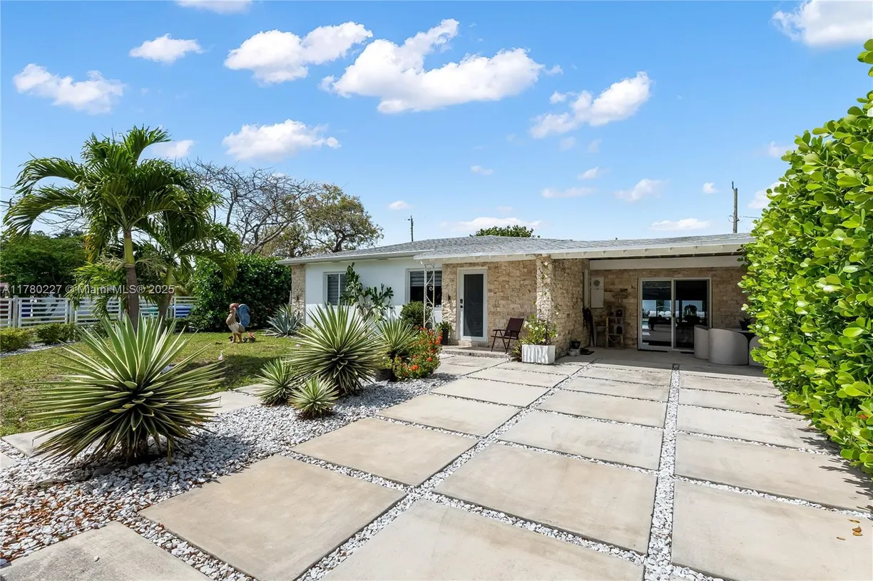 South Florida Real Estate | View 550 SW 69th Ave, 1 | 3 Beds, 2 Baths