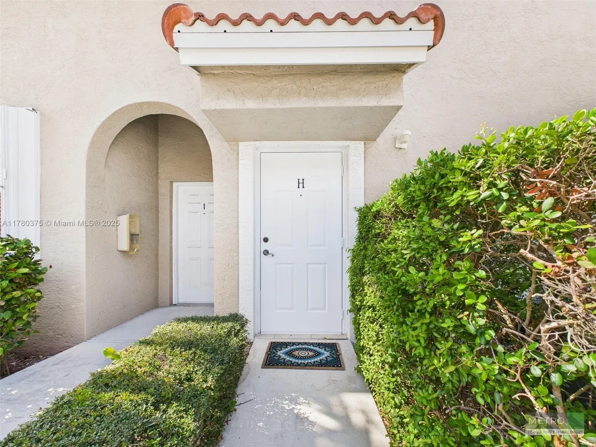 South Florida Real Estate | View 112 Lighthouse Cir, H | 3 Beds, 2 Baths