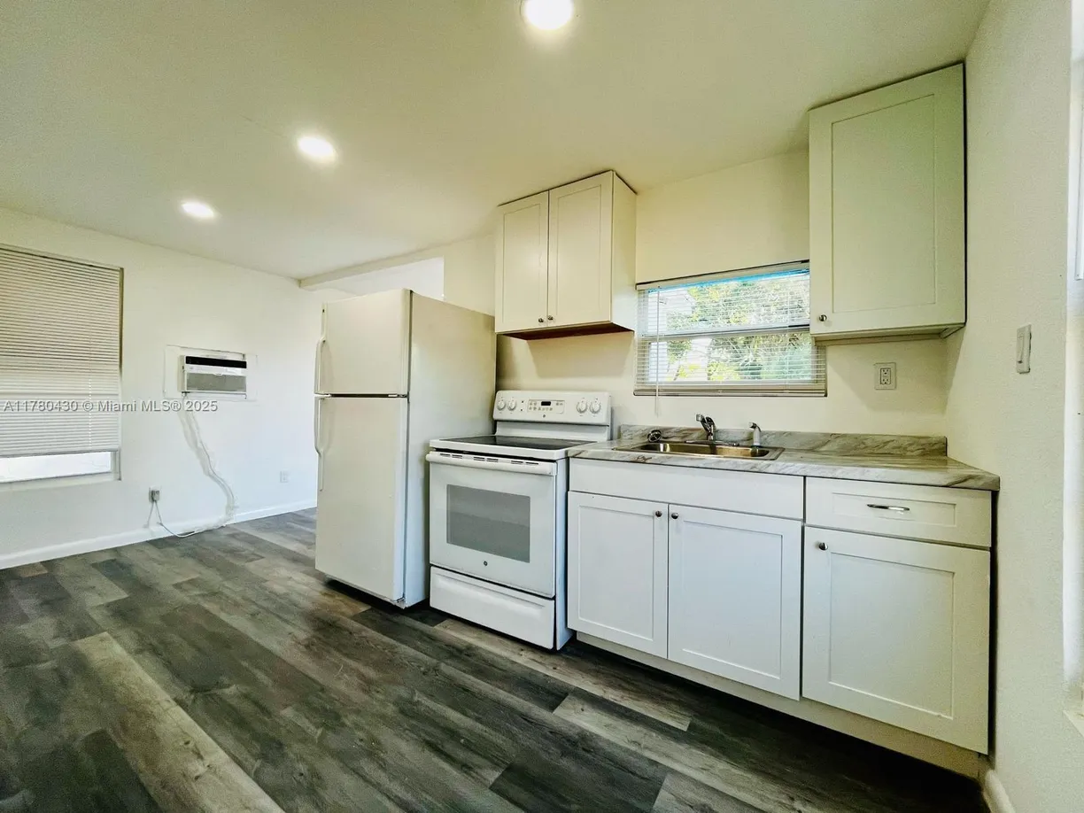South Florida Real Estate | View 1909 Windsor Ave, 1909 | 2 Beds, 1 Bath