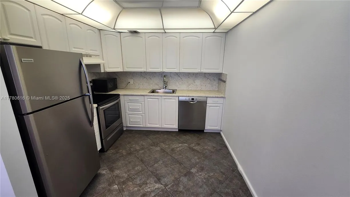 South Florida Real Estate | View 4065 N Lyndhurst  N, 4065 | Listing