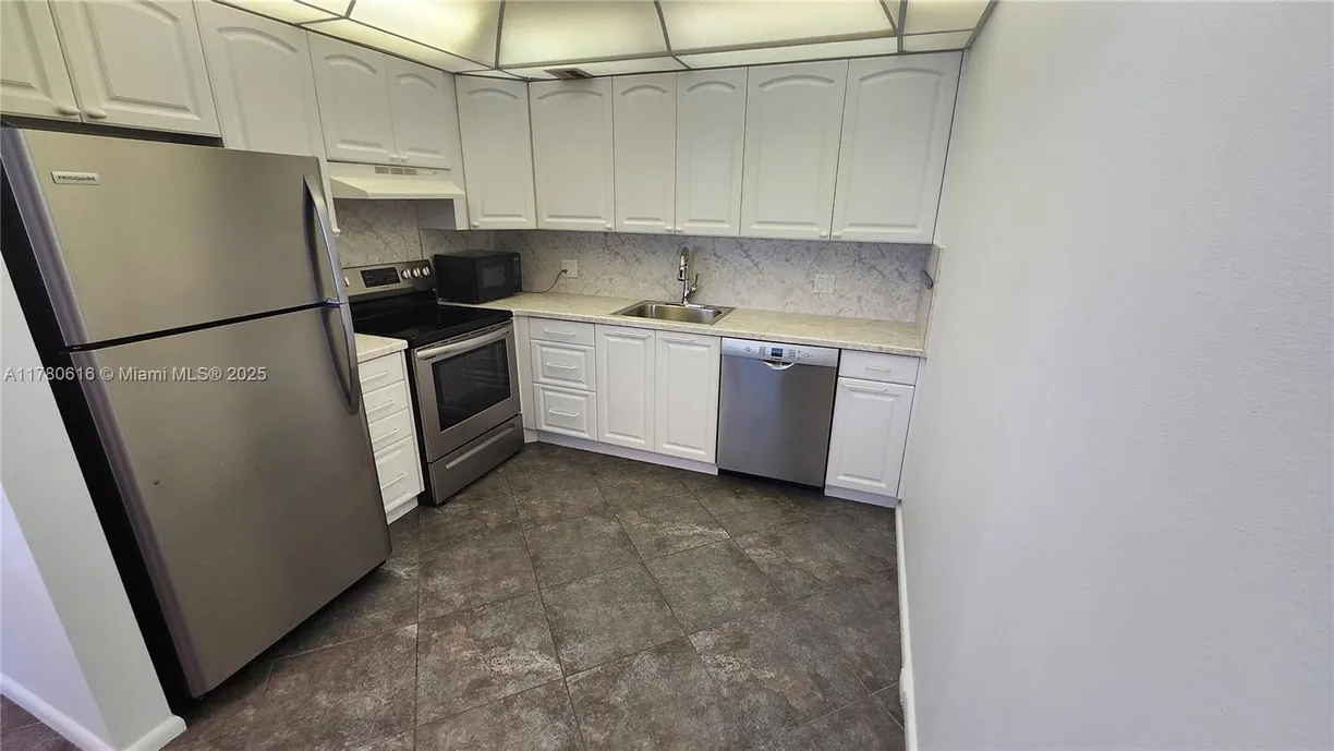 South Florida Real Estate | View 4065 N Lyndhurst  N, 4065 | Listing