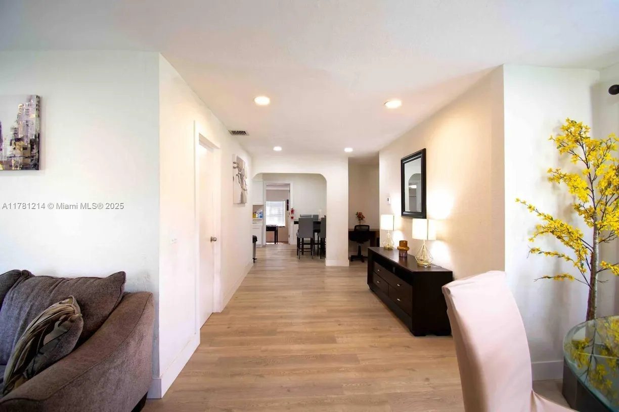 South Florida Real Estate | View 405 N D St | Listing
