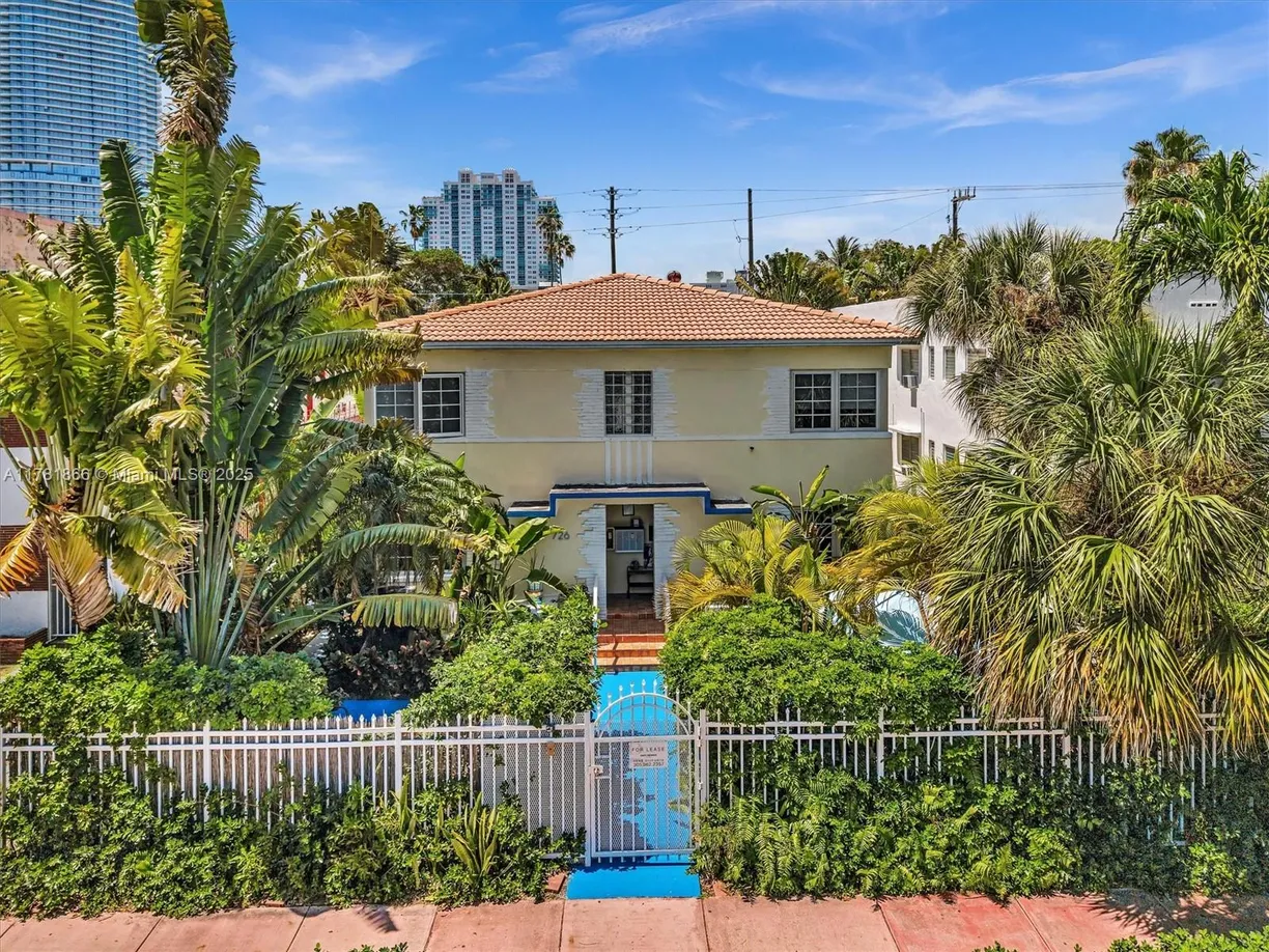 South Florida Real Estate | View 726 Jefferson Ave, 4 | 2 Beds, 2 Baths