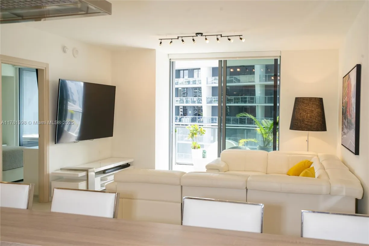 South Florida Real Estate | View 1000 Brickell Plz, 4305 | 1 Bed, 2 Baths