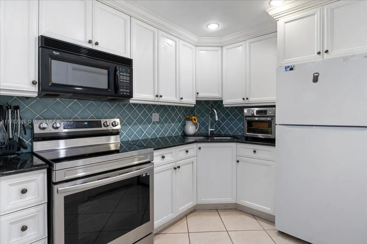 South Florida Real Estate | View 9 NE 19th Ct, 104C | 1 Bed, 1 Bath