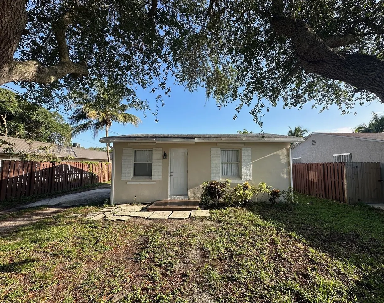 South Florida Real Estate | View 5627 Fillmore St, 1 | 1 Bed, 1 Bath