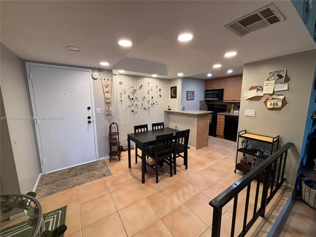 South Florida Real Estate | View 3650 Inverrary Dr, 3Y-G | 1 Bed, 1 Bath