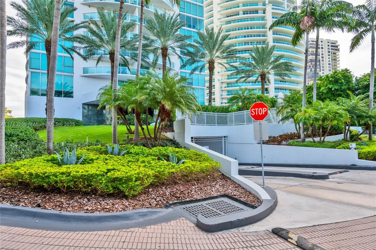 South Florida Real Estate | View 2101 Brickell Ave, 2602 | 1 Bed, 1 Bath