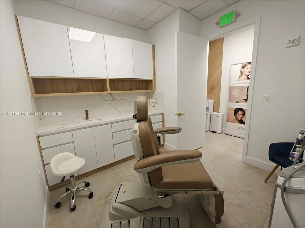 South Florida Real Estate | View 175 SW 7th St, 2006