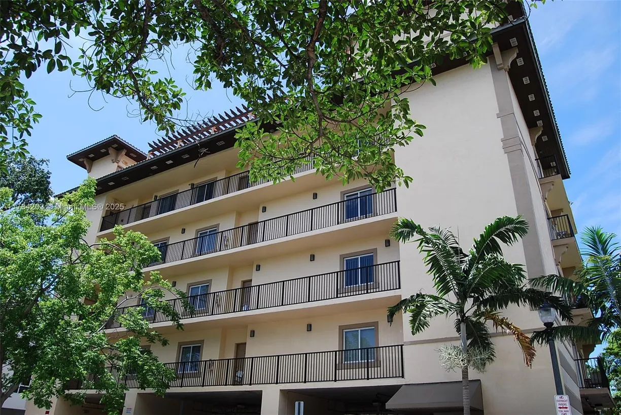 South Florida Real Estate | View 909 SW 15 AV, 4 | 2 Beds, 1 Bath
