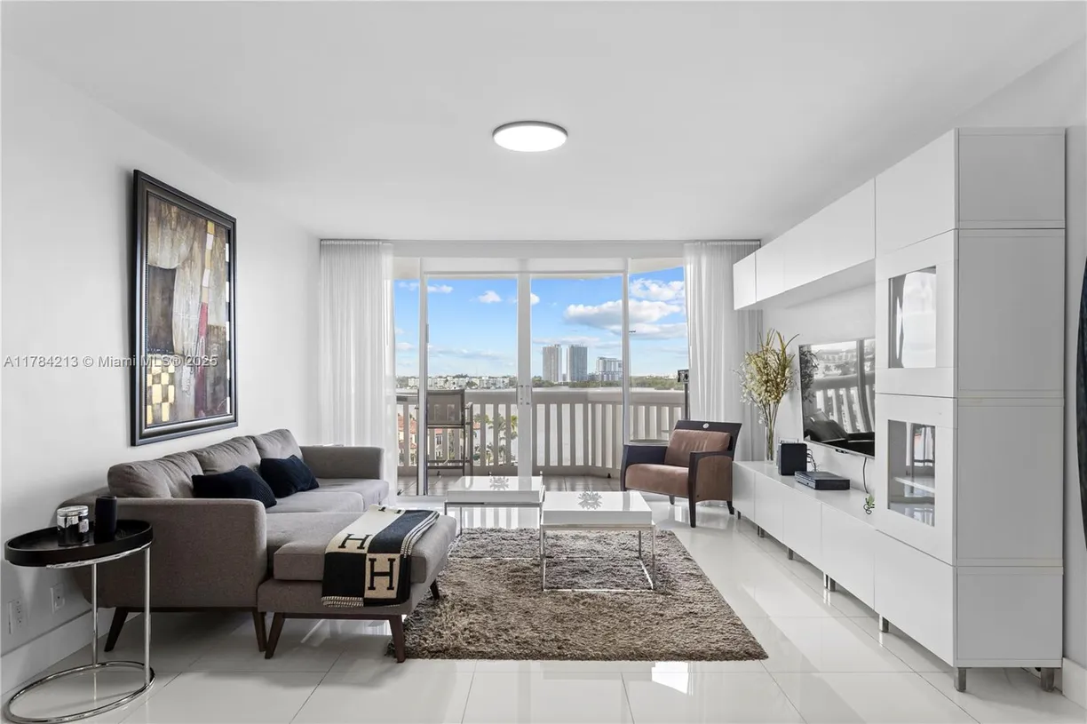 South Florida Real Estate | View 1000 W Island Blvd, 812 | 2 Beds, 2 Baths