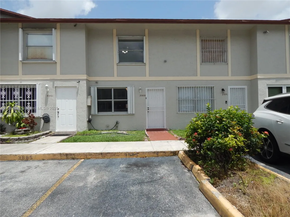 South Florida Real Estate | View 3995 W 9th Ct, 28 | 3 Beds, 1 Bath