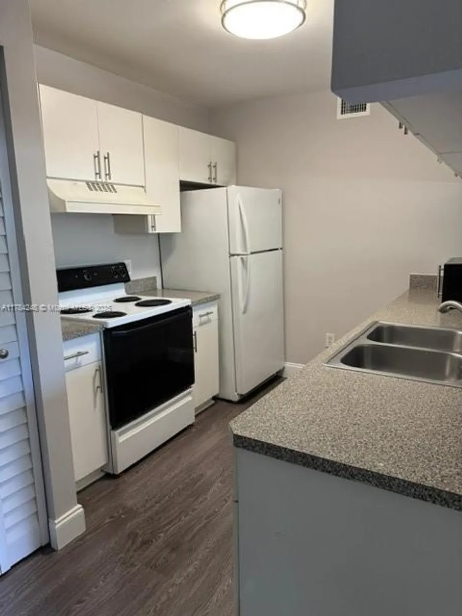 South Florida Real Estate | View 420 S Park Rd, 2-110 | 1 Bed, 1 Bath