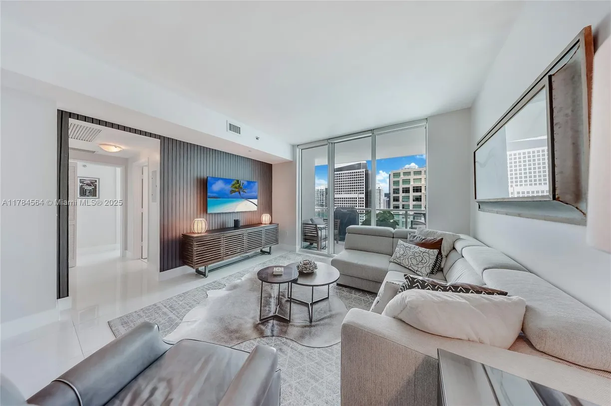 South Florida Real Estate | View 951 Brickell Ave, 3201 | 1 Bed, 1 Bath