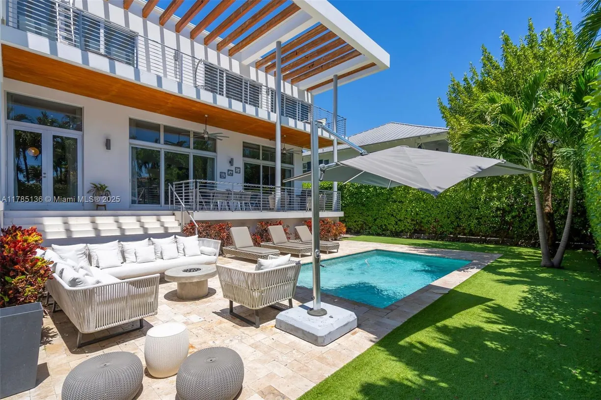 South Florida Real Estate | View 230 W Mcintyre St | 6 Beds, 5 Baths
