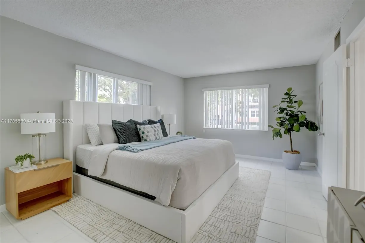 South Florida Real Estate | View 335 SW 20th St, 7 | 2 Beds, 1 Bath