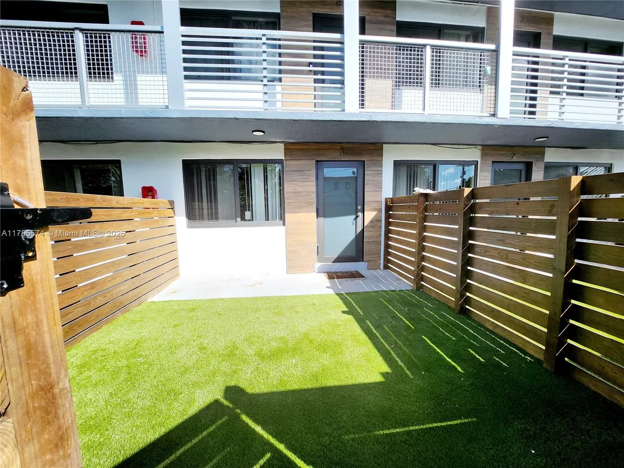 South Florida Real Estate | View 335 SW 20th St, 3 | 1 Bed, 1 Bath