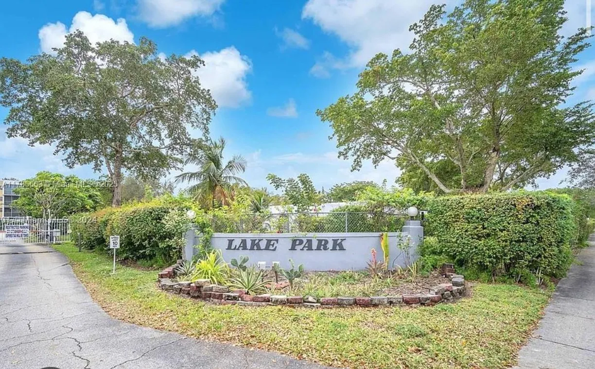 South Florida Real Estate | View 952 NE 199th St, 4K | 1 Bed, 1 Bath